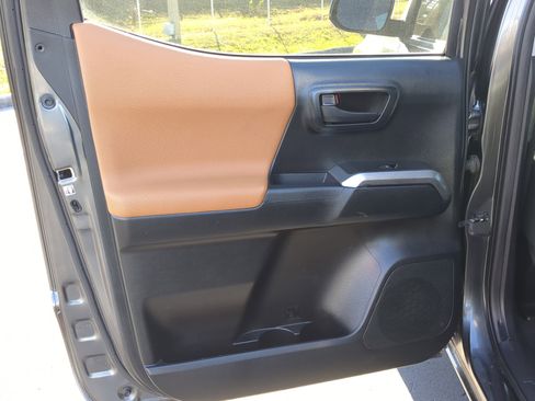 Used 2016 Toyota Tacoma image 8