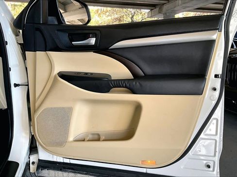 Used 2014 Toyota Highlander XLE image 22