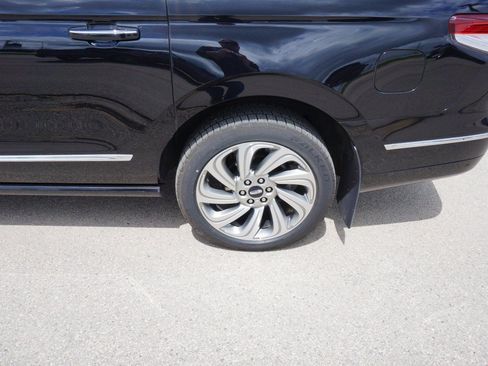 Used 2023 Lincoln Navigator L Reserve AWD/4WD image 2