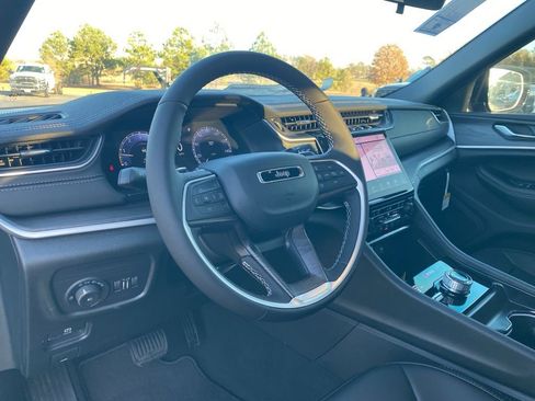 New 2025 Jeep Grand Cherokee Limited image 13