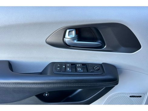 Used 2018 Chrysler Pacifica Limited w/ Advanced Safetytec Group image 11