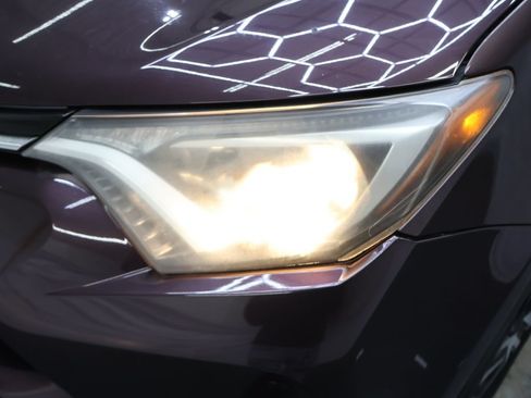 Used 2018 Toyota RAV4 LE AWD/4WD image 27
