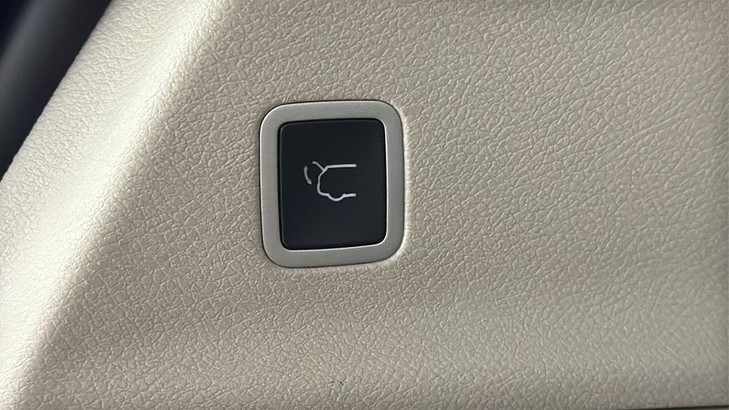 Used 2024 Chrysler Pacifica Touring-L FWD image 30