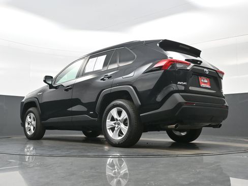 Used 2021 Toyota RAV4 XLE AWD/4WD image 30