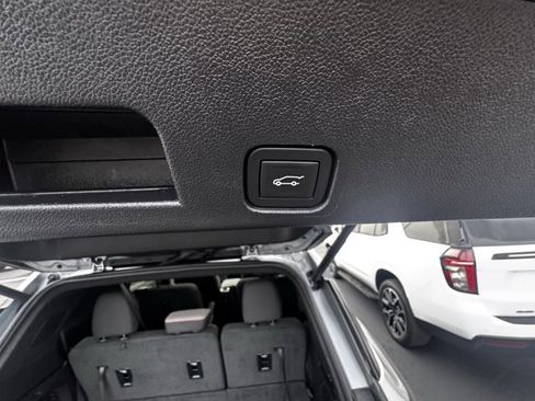Used 2025 Chevrolet Traverse LT image 10