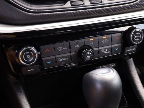Used 2025 Jeep Compass Trailhawk AWD/4WD image 17