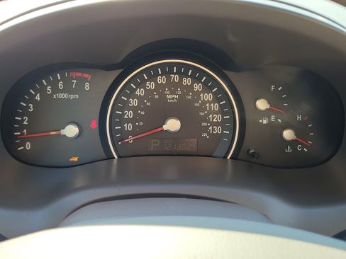 Used 2011 Kia Sedona LX FWD image 23