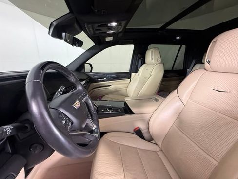 Used 2023 Cadillac Escalade Premium Luxury AWD/4WD image 17