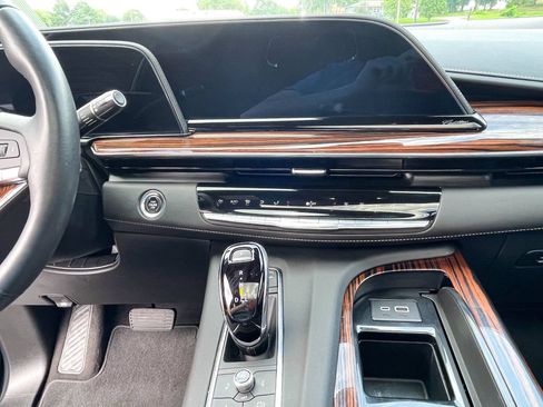Used 2023 Cadillac Escalade Premium Luxury AWD/4WD image 12
