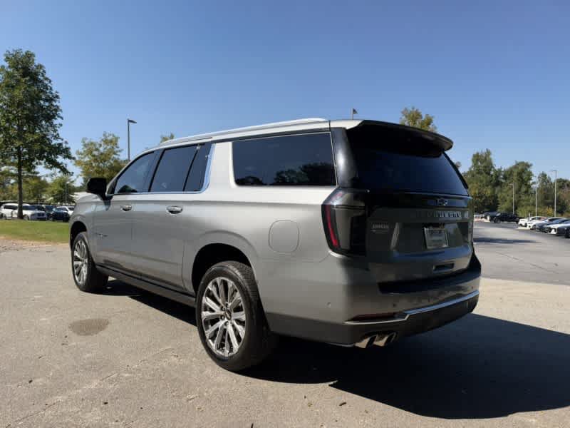 Used 2025 Chevrolet Suburban High Country AWD/4WD image 3