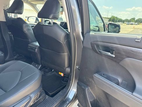Used 2022 Toyota Highlander Platinum AWD/4WD image 19