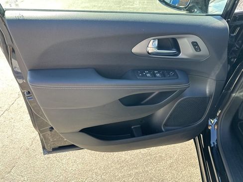 Used 2025 Chrysler Pacifica Select FWD image 14