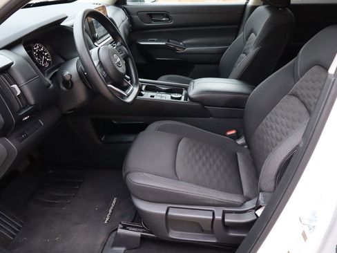 Used 2024 Nissan Pathfinder S image 16