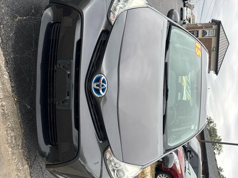 Used 2015 Toyota Prius V Three image 2