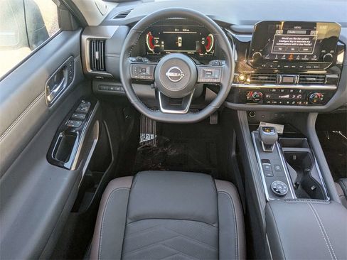 New 2025 Nissan Pathfinder Platinum w/ Black Appearance Package image 18