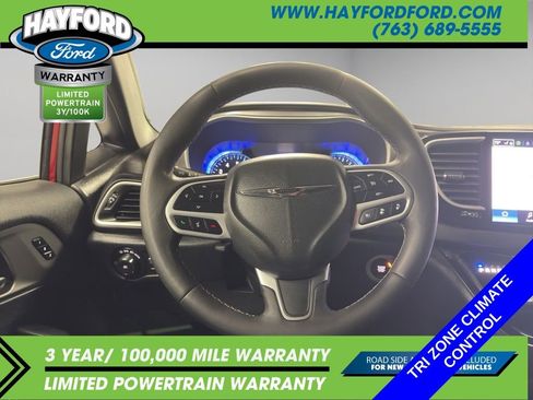 Used 2025 Chrysler Pacifica Select FWD image 11