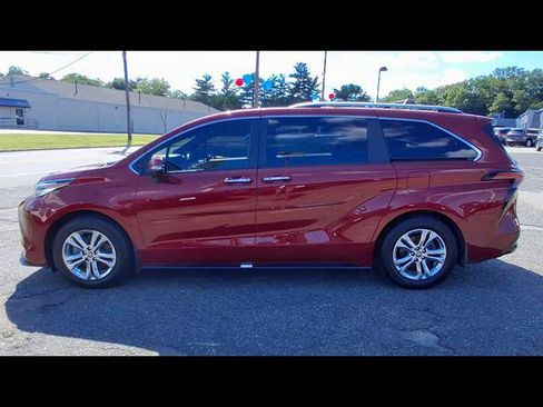 Used 2023 Toyota Sienna Platinum AWD/4WD image 5