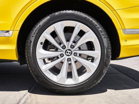 Used 2023 Bentley Bentayga AWD/4WD image 17