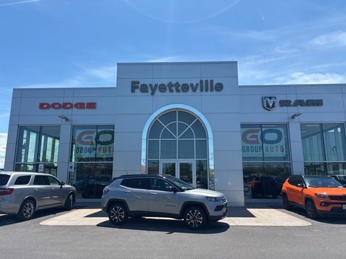 Used 2023 Jeep Compass Limited w/ Sun and Sound Group AWD/4WD image 2