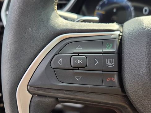Used 2025 Jeep Grand Cherokee Altitude RWD image 21