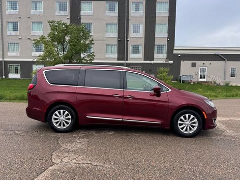 Used 2018 Chrysler Pacifica Touring-L Plus w/ Advanced Safetytec Group FWD image 13