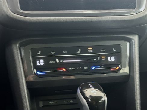 Used 2024 Volkswagen Tiguan SE image 23