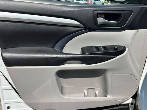 Certified 2018 Toyota Highlander XLE AWD/4WD image 12