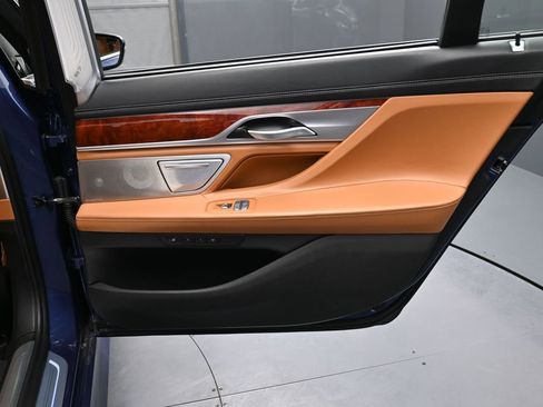 Used 2022 BMW ALPINA B7 xDrive w/ Luxury Rear Seating Package image 31