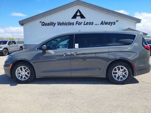 Used 2023 Chrysler Pacifica Touring-L FWD image 26