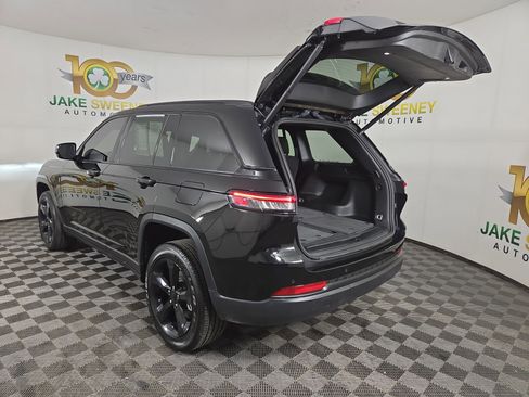 Used 2024 Jeep Grand Cherokee Altitude AWD/4WD image 33