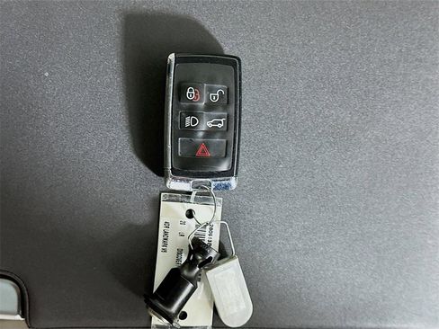 Used 2020 Land Rover Discovery Landmark image 35