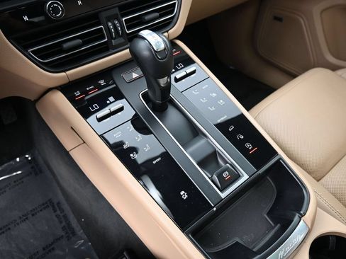 Certified 2022 Porsche Macan AWD/4WD image 23