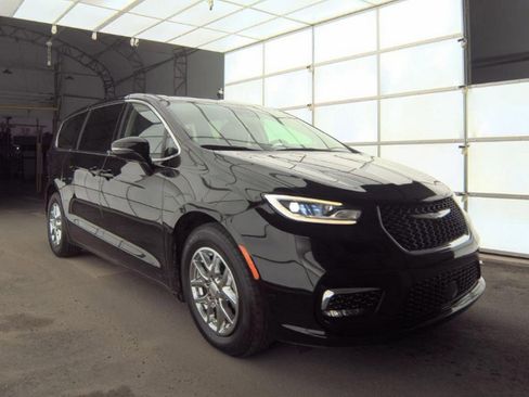 Used 2024 Chrysler Pacifica Touring-L image 4