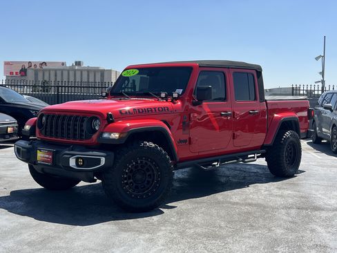 Used 2024 Jeep Gladiator Sport AWD/4WD image 2