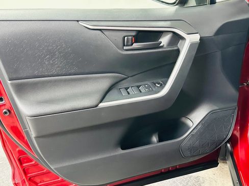 Used 2019 Toyota RAV4 LE w/ Carpet Mat Package AWD/4WD image 27