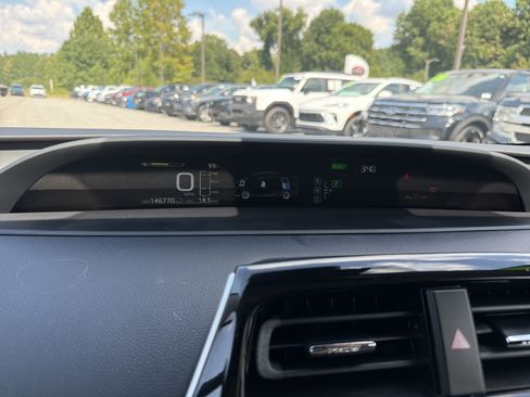 Used 2017 Toyota Prius Four FWD image 11