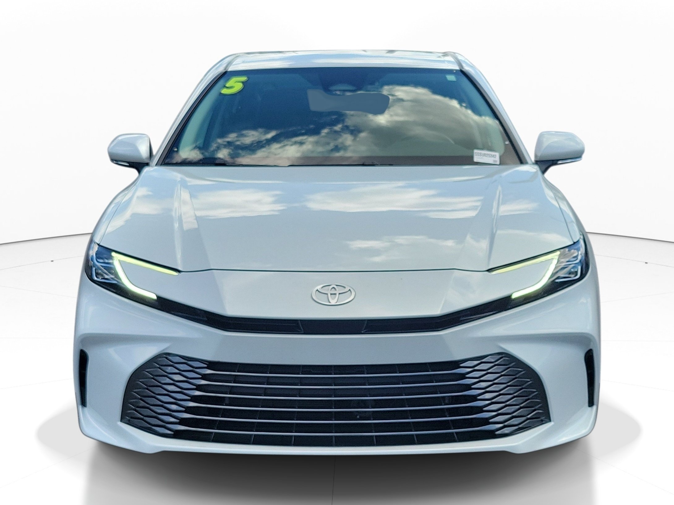 Used 2025 Toyota Camry XLE FWD image 2