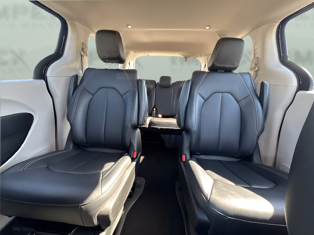 Used 2024 Chrysler Pacifica Limited FWD image 11