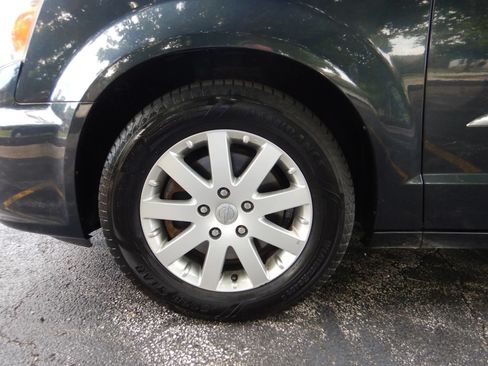 Used 2014 Chrysler Town & Country Touring FWD image 24