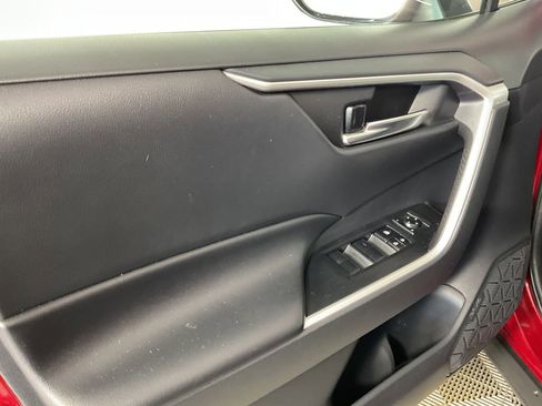Used 2019 Toyota RAV4 XLE w/ Carpet Mat Package AWD/4WD image 17