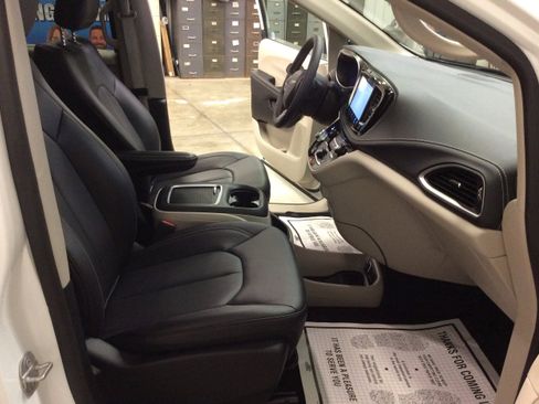 Used 2024 Chrysler Pacifica Touring-L image 37