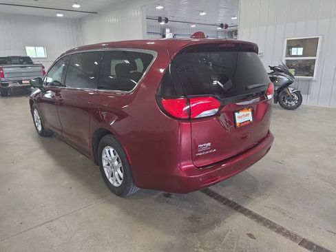 Used 2017 Chrysler Pacifica Touring FWD image 6