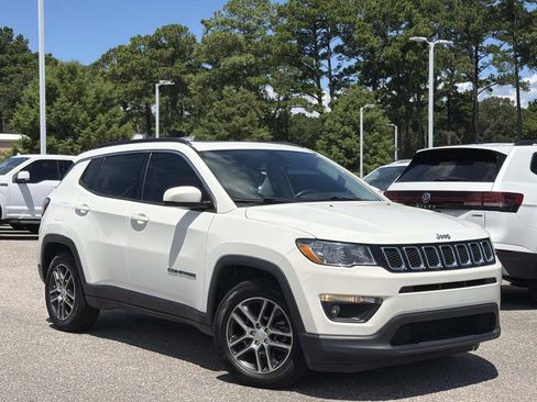 Used 2019 Jeep Compass Latitude FWD image 1