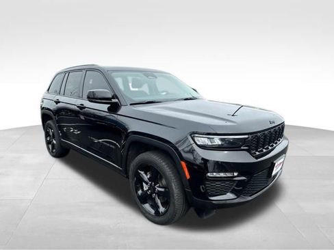 Used 2023 Jeep Grand Cherokee Limited w/ Black Appearance Package image 10