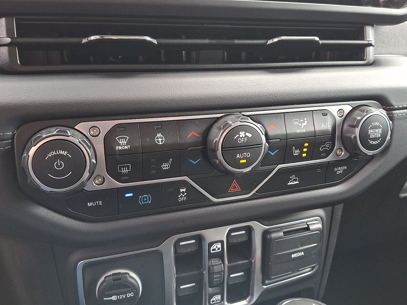 Used 2025 Jeep Wrangler Unlimited Sahara AWD/4WD image 15
