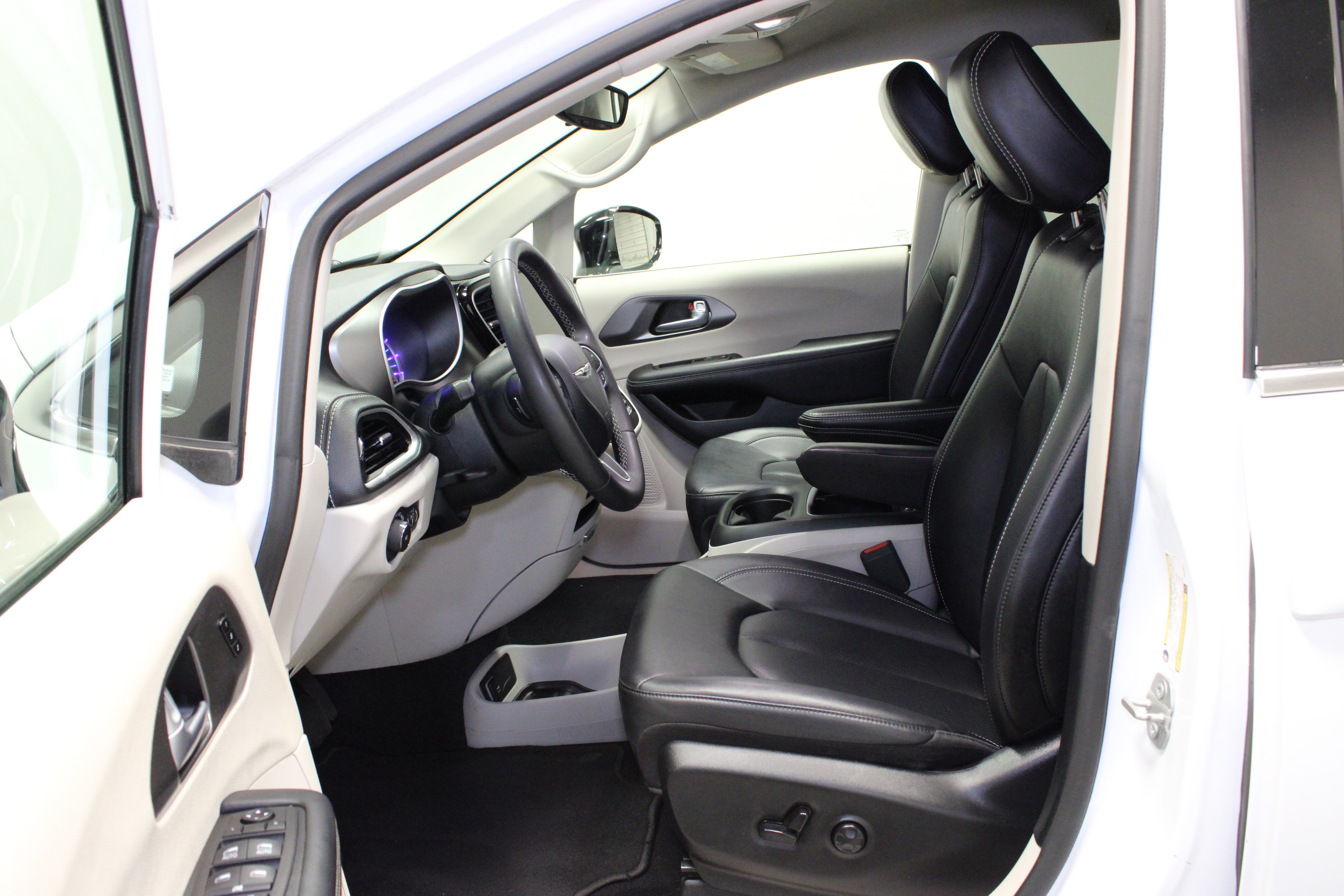Used 2024 Chrysler Pacifica Limited FWD image 18