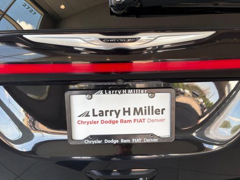 Used 2024 Chrysler Pacifica Touring-L FWD image 23
