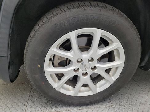 Used 2018 Jeep Cherokee Latitude Plus FWD image 31