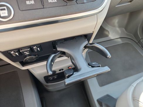 Used 2019 Toyota Sienna XLE w/ XLE Navigation Package FWD image 27