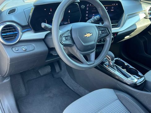 Used 2025 Chevrolet Trax LT FWD image 19